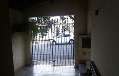 Imagem: A casa possui 3 Dormitórios, 1 Banheiro, 1 Vaga na garagem