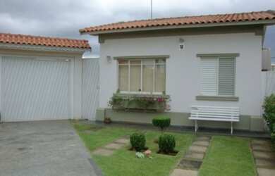 Imagem: A casa possui 2 Dormitórios, 1 Banheiro, 2 Vagas na garagem