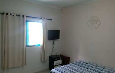 Imagem: A casa possui 3 Dormitórios, 2 Suítes, 3 Banheiros, 4 Vagas