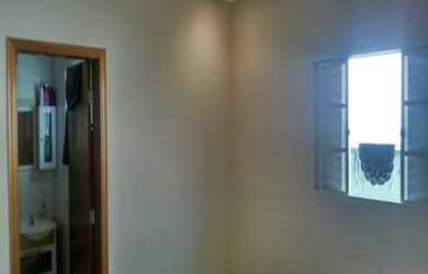 Imagem: A casa possui 2 Dormitórios, 1 Suíte, 2 Banheiros, 2 Vagas