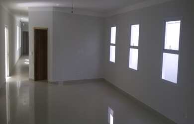 Imagem: A casa possui 4 Dormitórios, 4 Suítes, 6 Banheiros, 2 Vagas