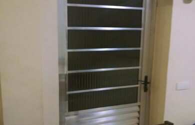 Imagem: A casa possui 3 Dormitórios, 1 Banheiro, 2 Vagas na garagem