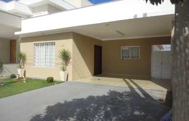 Imagem: A casa possui 3 Dormitórios, 1 Suíte, 2 Vagas na garagem