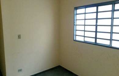 Imagem: A casa possui 3 Dormitórios, 1 Suíte, 2 Banheiros, 2 Vagas