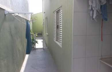 Imagem: A casa possui 2 Dormitórios, 1 Suíte, 3 Banheiros, 2 Vagas