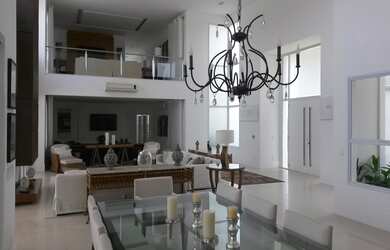 Imagem: A casa possui 6 Dormitórios, 6 Suítes, 9 Banheiros, 6 Vagas