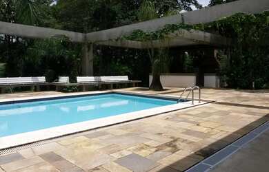 Imagem: A casa possui 4 Dormitórios, 4 Suítes, 7 Banheiros, 6 Vagas