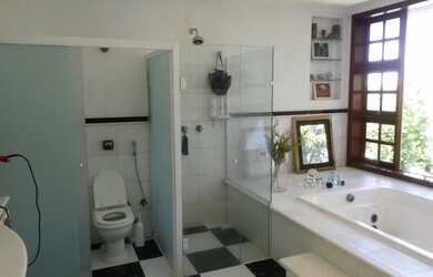 Imagem: A casa possui 4 Dormitórios, 4 Suítes, 7 Banheiros, 8 Vagas