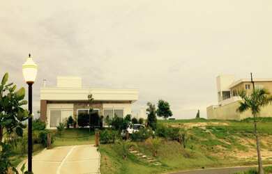 Imagem: A casa possui 4 Dormitórios, 4 Suítes, 5 Banheiros, 5 Vagas