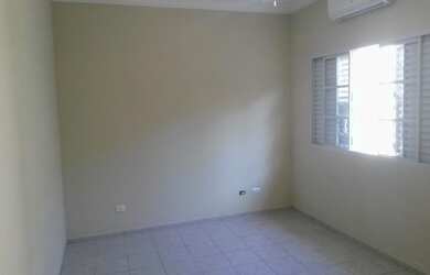 Imagem: A casa possui 3 Dormitórios, 1 Suíte, 3 Banheiros, 4 Vagas