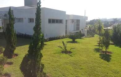 Imagem: A casa possui 4 Dormitórios, 3 Suítes, 7 Banheiros, 6 Vagas