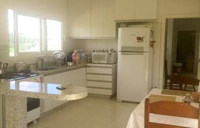 Imagem: A casa possui 4 Dormitórios, 3 Suítes, 6 Banheiros, 6 Vagas