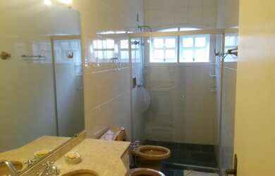 Imagem: A casa possui 4 Dormitórios, 2 Suítes, 8 Banheiros, 5 Vagas