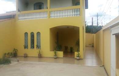 Imagem: A casa possui 3 Dormitórios, 1 Suíte, 3 Banheiros, 8 Vagas