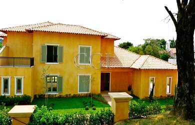 Imagem: A casa possui 4 Dormitórios, 4 Suítes, 6 Banheiros, 4 Vagas