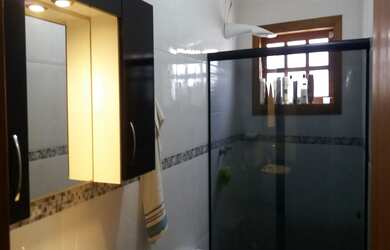 Imagem: A casa possui 3 Dormitórios, 1 Suíte, 3 Banheiros, 2 Vagas