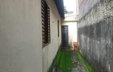 Imagem: A casa possui 2 Dormitórios, 1 Banheiro, 2 Vagas na garagem