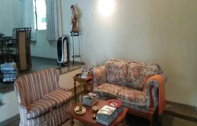 Imagem: A casa possui 4 Dormitórios, 4 Suítes, 4 Banheiros, 6 Vagas