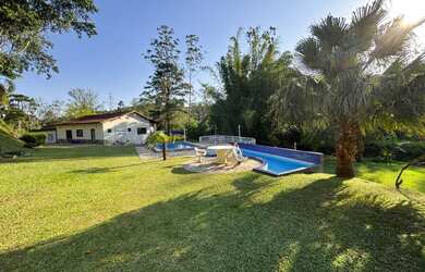 Imagem: A chácara possui 4 Dormitórios, 2 Suítes, 2 Banheiros, 7.200m²