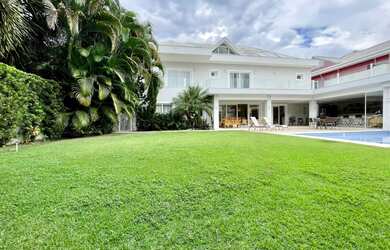 Imagem: A casa possui 5 Dormitórios, 5 Suítes, 2 Banheiros, 6 Vagas