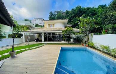 Imagem: A casa em condomínio possui 5 Dormitórios, 4 Suítes, 6 Banheiros