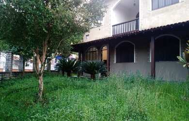 Imagem: A casa possui 8 Dormitórios, 4 Suítes, 7 Banheiros, 5 Vagas