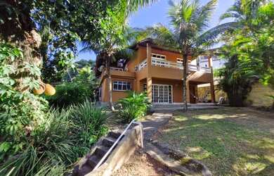 Imagem: A casa possui 4 Dormitórios, 2 Suítes, 3 Banheiros, 4 Vagas