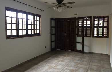 Imagem: A casa possui 2 Dormitórios, 1 Suíte, 2 Banheiros, 2 Vagas