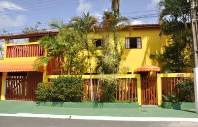 Imagem: A casa possui 3 Dormitórios, 1 Suíte, 3 Banheiros, 3 Vagas