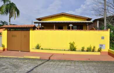 Imagem: A casa possui 5 Dormitórios, 4 Banheiros, 4 Vagas na garagem