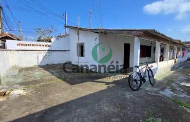 Imagem: A casa possui 2 Dormitórios, 2 Banheiros, 2 Vagas na garagem