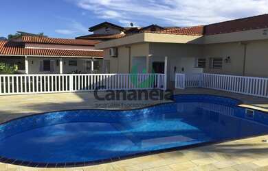 Imagem: A casa possui 5 Dormitórios, 1 Suíte, 5 Banheiros, 3 Vagas