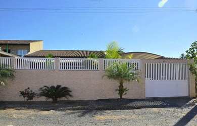 Imagem: A casa possui 2 Dormitórios, 1 Suíte, 4 Banheiros, 2 Vagas