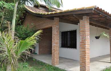 Imagem: A casa possui 3 Dormitórios, 1 Suíte, 3 Banheiros, 5 Vagas