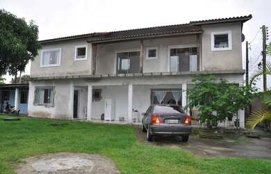 Imagem: A casa possui 5 Dormitórios, 2 Suítes, 4 Banheiros, 500m²