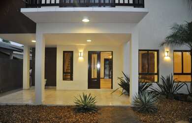 Imagem: A casa possui 3 Dormitórios, 3 Suítes, 5 Banheiros, 3 Vagas