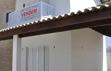 Imagem: A casa possui 2 Dormitórios, 2 Banheiros, 3 Vagas na garagem