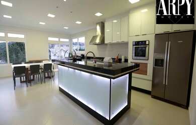 Imagem: A casa em condomínio possui 5 Dormitórios, 3 Suítes, 6 Banheiros