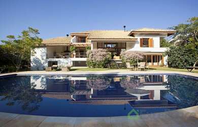 Imagem: A casa em condomínio possui 5 Dormitórios, 5 Suítes, 8 Banheiros