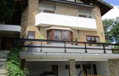 Imagem: A casa possui 4 Dormitórios, 4 Suítes, 8 Banheiros, 8 Vagas