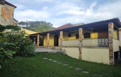 Imagem: A casa possui 5 Dormitórios, 1 Suíte, 2 Banheiros, 4 Vagas