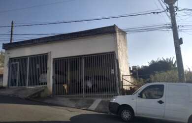 Imagem: A casa possui 3 Dormitórios, 2 Banheiros, 3 Vagas na garagem