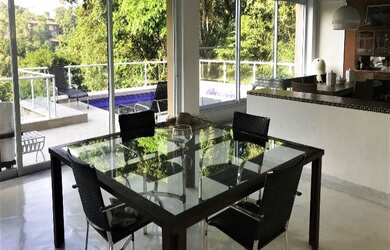 Imagem: A casa em condomínio possui 4 Dormitórios, 2 Suítes, 5 Banheiros