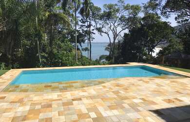 Imagem: A casa em condomínio possui 5 Dormitórios, 3 Suítes, 5 Banheiros