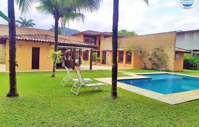 Imagem: A casa em condomínio possui 5 Dormitórios, 5 Suítes, 6 Vagas