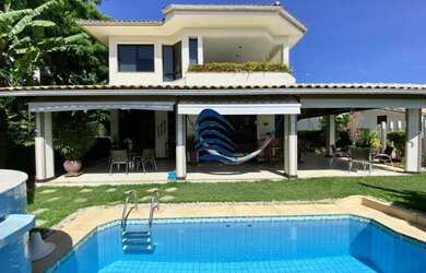 Imagem: A casa possui 4 Dormitórios, 3 Suítes, 4 Banheiros, 2 Vagas