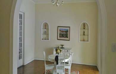 Imagem: A casa possui 6 Dormitórios, 1 Suíte, 4 Banheiros, 1 Vaga