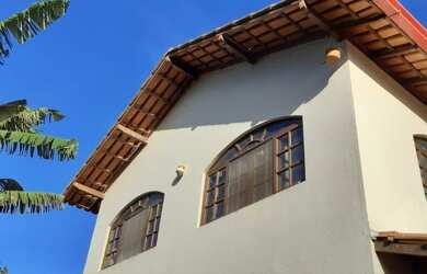 Imagem: A casa possui 4 Dormitórios, 4 Banheiros e 5 Vagas na garagem