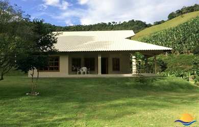 Imagem: A casa possui 3 Dormitórios, 3 Suítes, 1 Banheiro, 1 Vaga