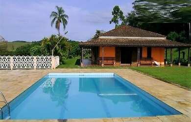 Imagem: A chácara possui 4 Dormitórios, 1 Suíte, 3 Banheiros, 6 Vagas